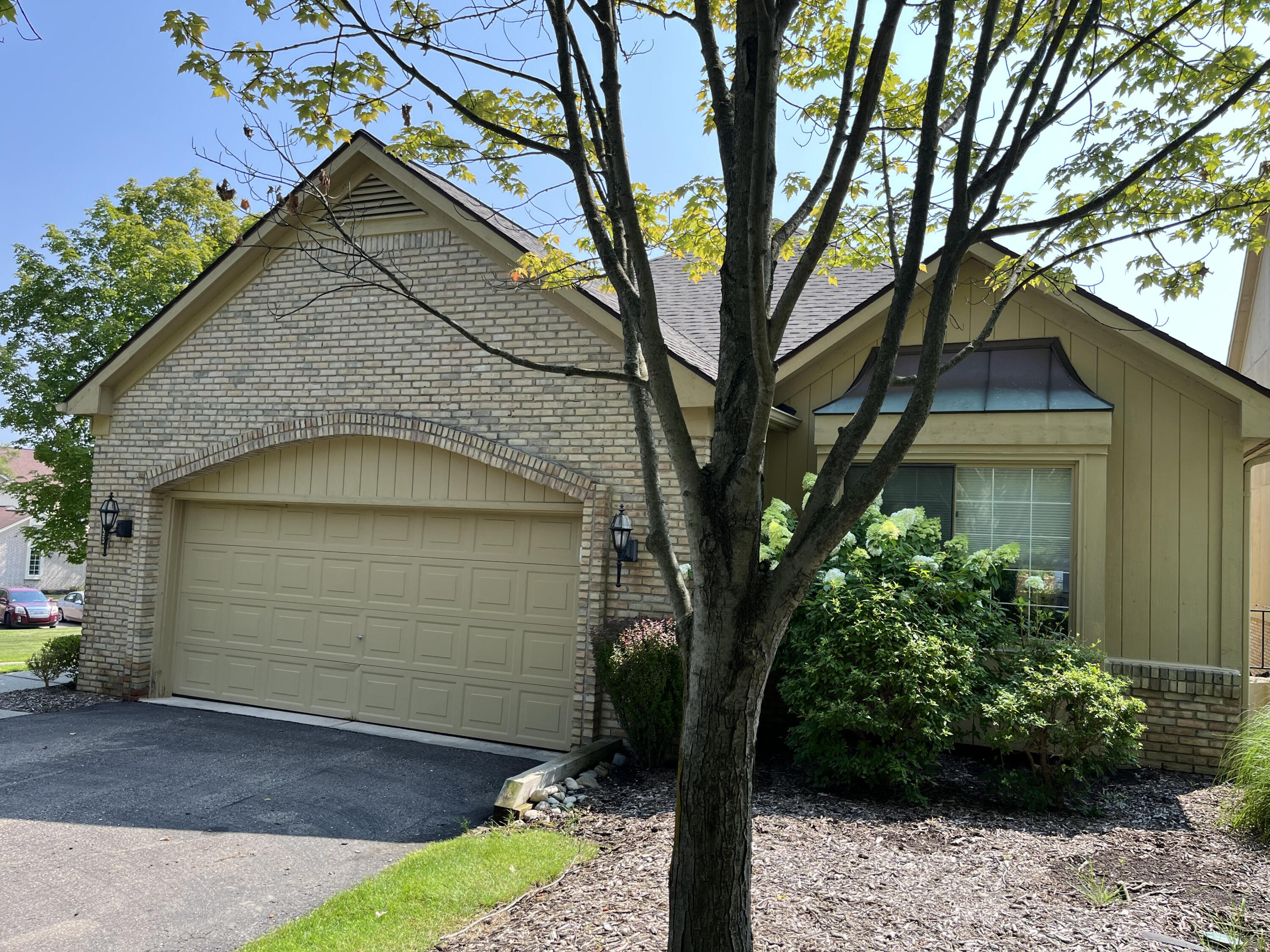 6355 Noble Road, Unit 5 West Bloomfield, MI 48322 - Photo 3 of 24 Garage side