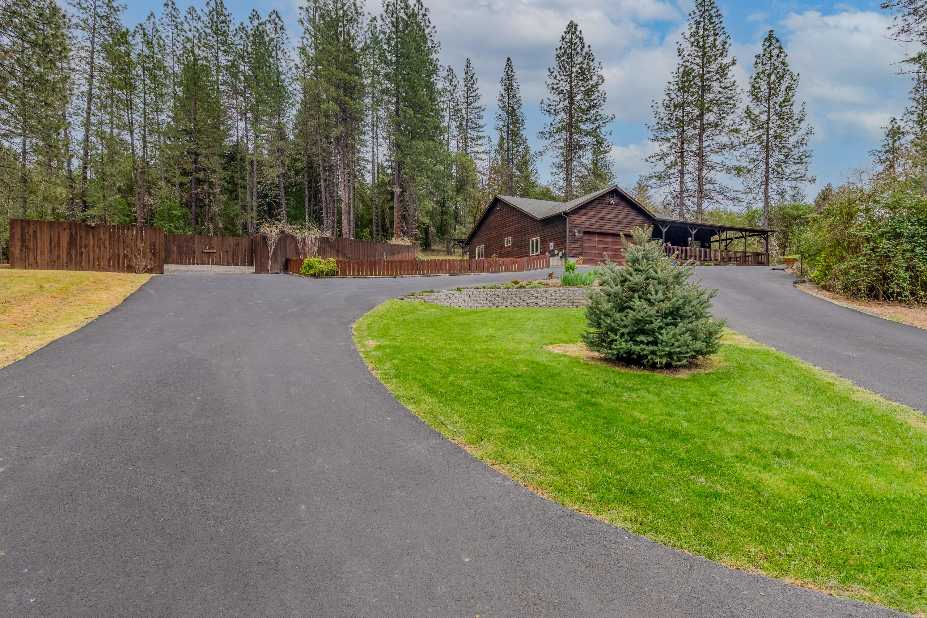 4728 East Evans Creek Road Rogue River, OR 97537 - Photo 8 of 40 driveway