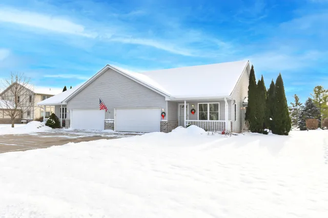 $369,900 | W257 Thompson Circle, Oconomowoc, WI 53066