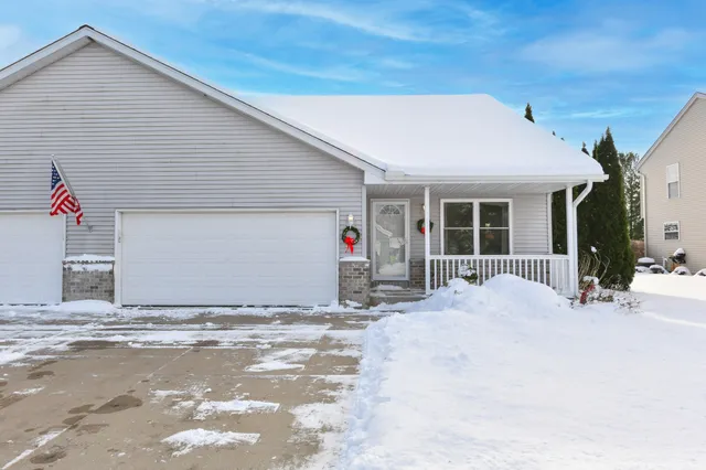 $369,900 | W257 Thompson Circle, Oconomowoc, WI 53066