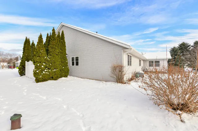 $369,900 | W257 Thompson Circle, Oconomowoc, WI 53066