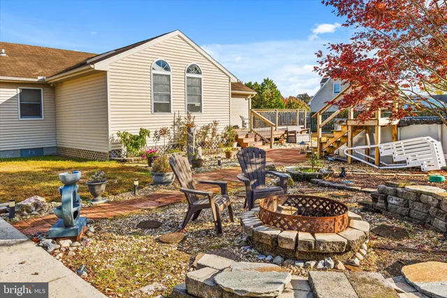 a view of a outdoor space with lounge chair