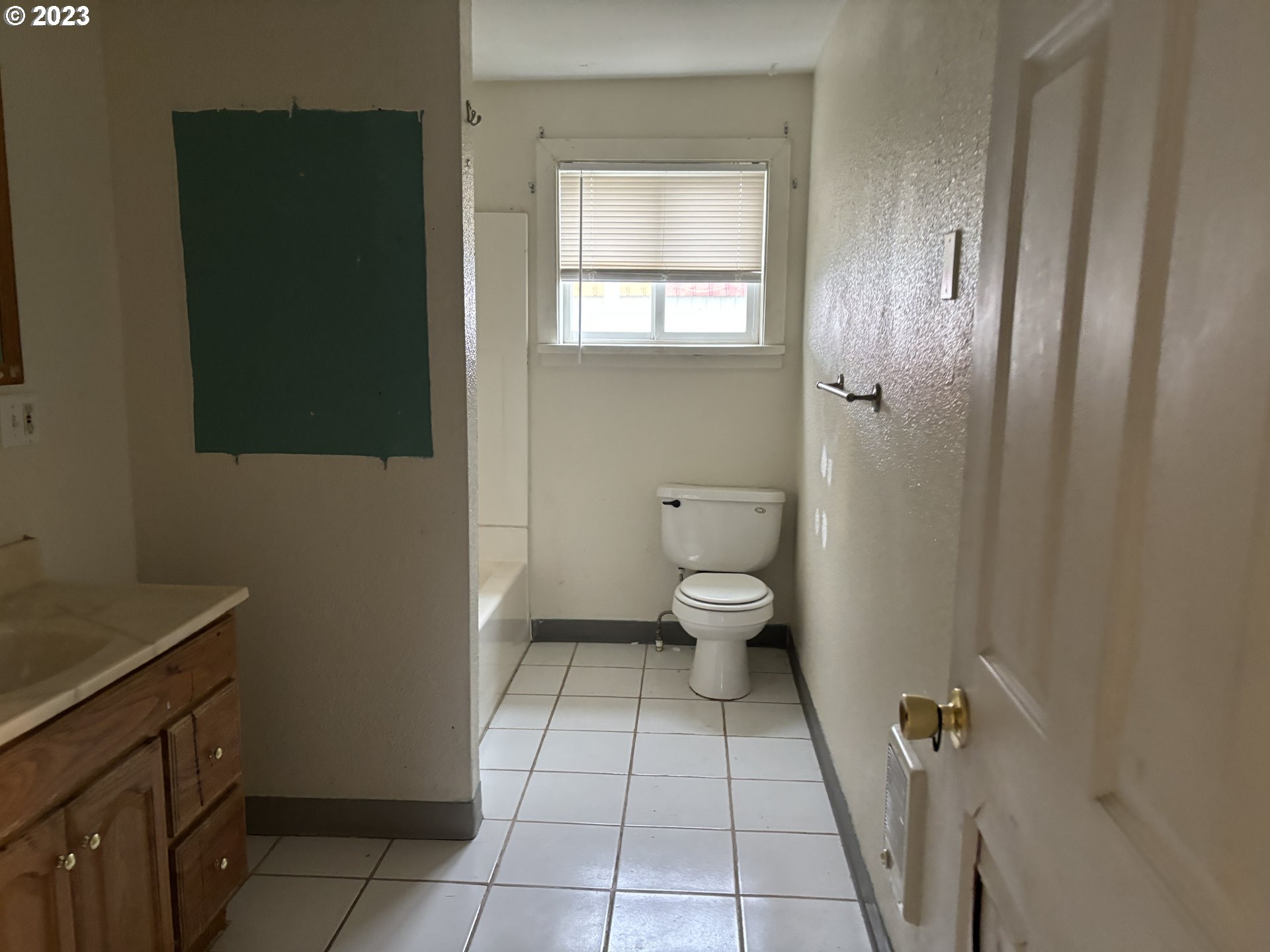 707 Southwest 15th Street Pendleton, OR 97801 - Photo 15 of 20 a spacious bathroom with a toilet and a sink