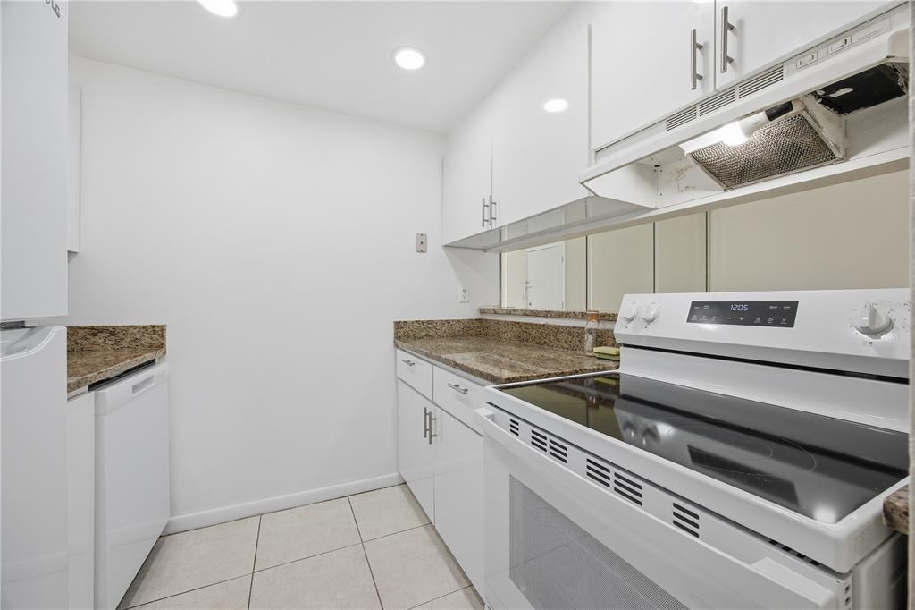 925 West Oak Ridge Road, Unit 925C Orlando, FL 32809 - Photo 5 of 15 a close view of stove top oven