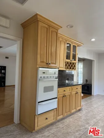 $6,500 | 5412 Hazeltine Avenue, Sherman Oaks, CA 91401