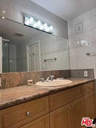 $6,500 | 5412 Hazeltine Avenue, Sherman Oaks, CA 91401