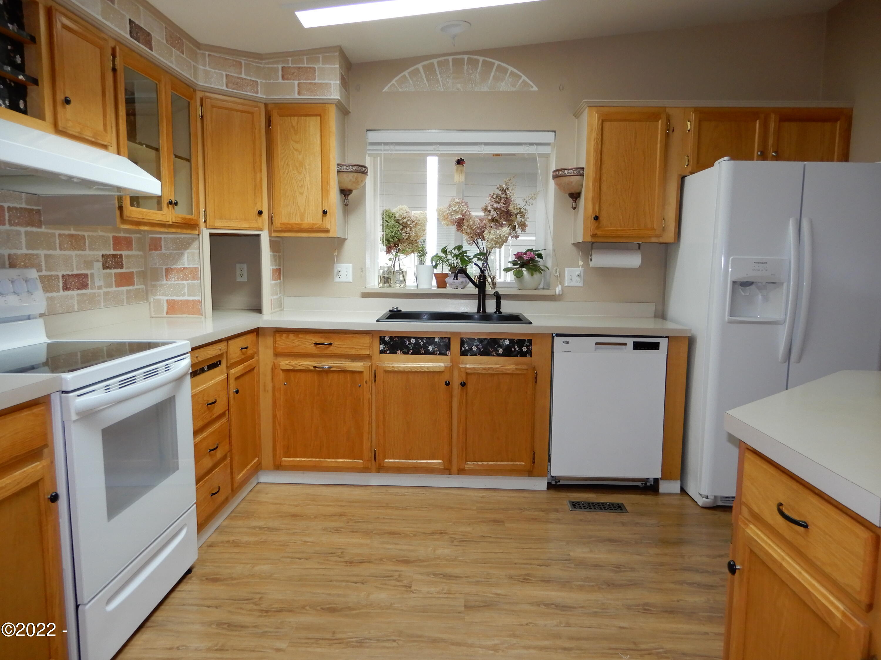 305 Seagrove Loop Lincoln City, OR 97367 - Photo 9 of 20 Kitchen