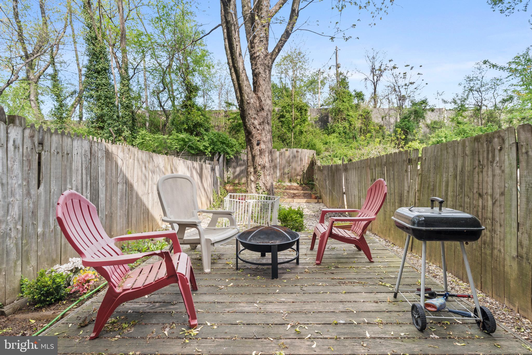 3031 Freeway Halethorpe, MD 21227 - Photo 20 of 25 a view of a table and chairs in patio