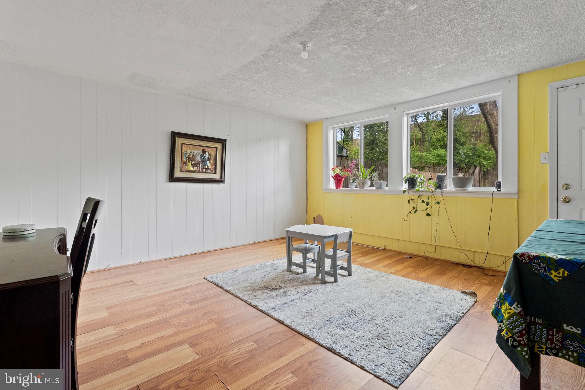 3031 Freeway Halethorpe, MD 21227 - Photo 6 of 25 a living room with furniture and a window