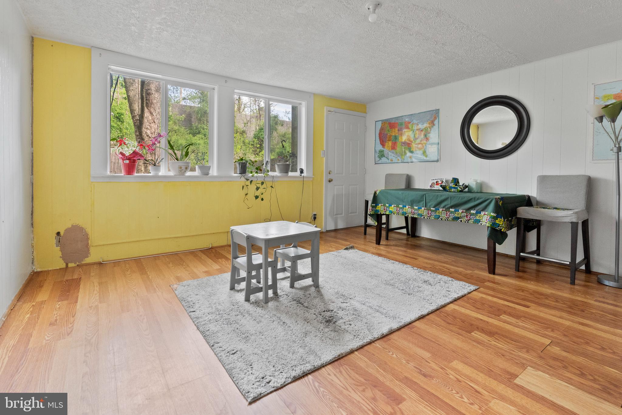 3031 Freeway Halethorpe, MD 21227 - Photo 7 of 25 a living room with a table and a window