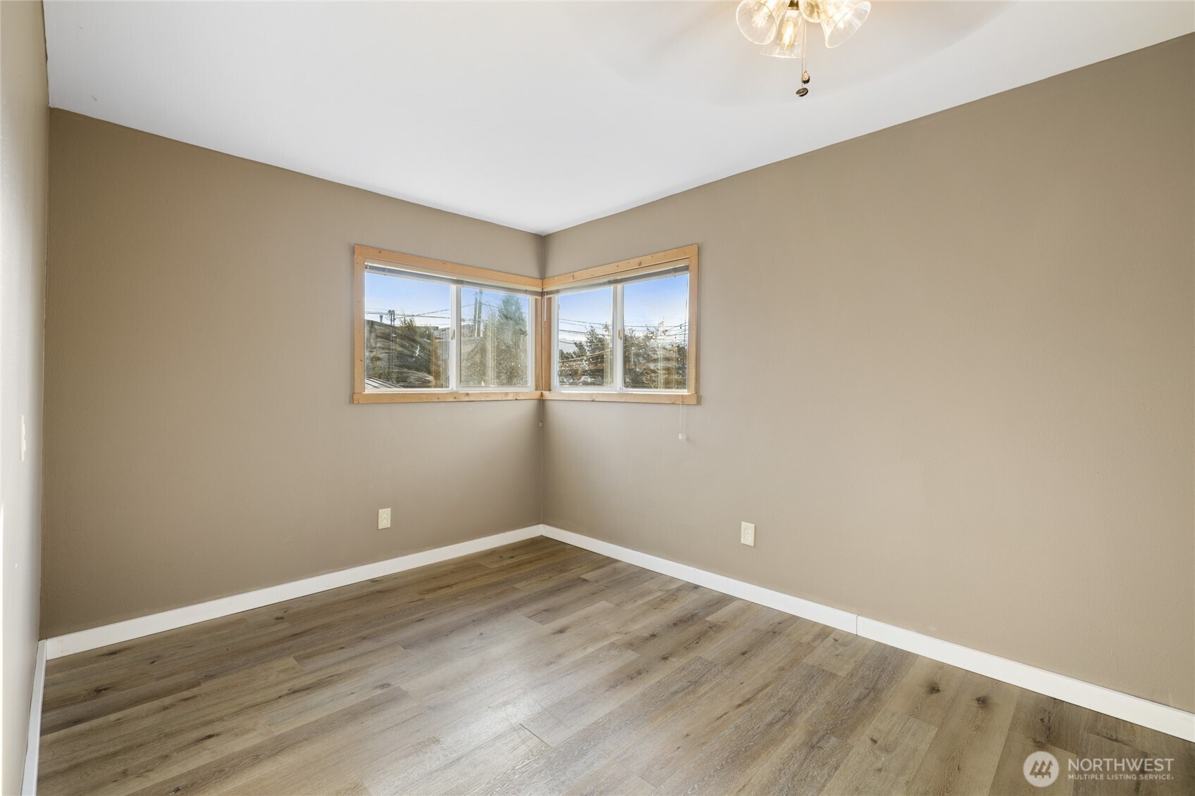 107 West 2nd Street Cle Elum, WA 98922 - Photo 19 of 39 a view of a room with wooden floor and windows