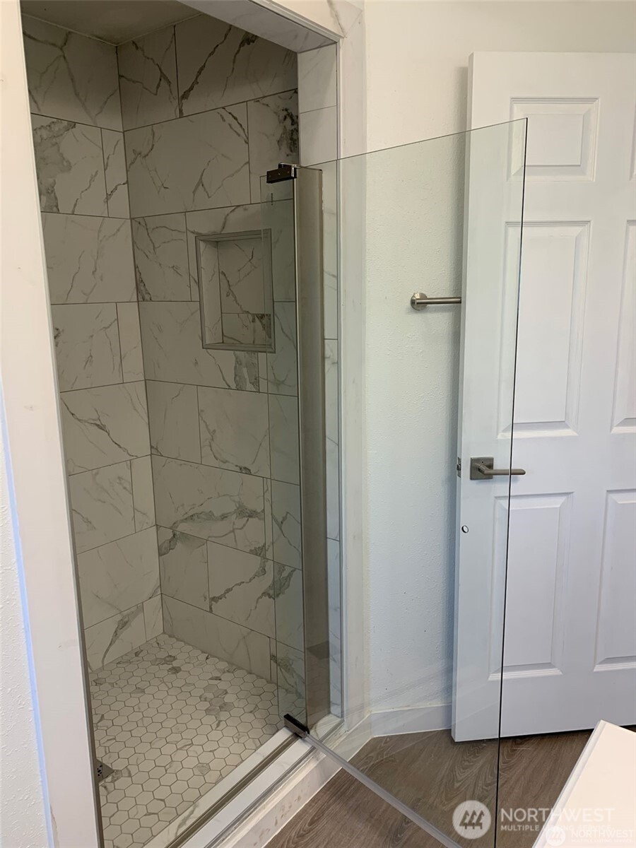 107 West 2nd Street Cle Elum, WA 98922 - Photo 27 of 39 a bathroom with a shower