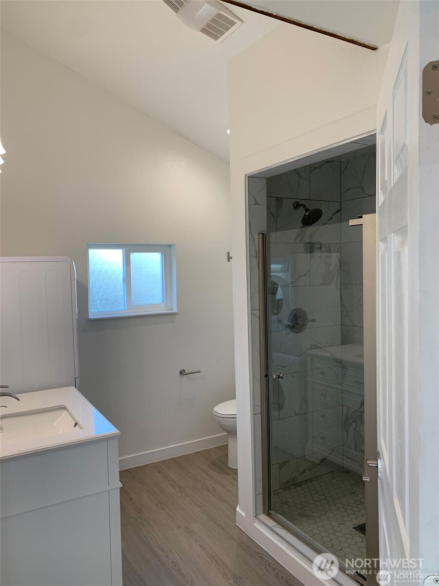 107 West 2nd Street Cle Elum, WA 98922 - Photo 28 of 39 a bathroom with a shower and toilet