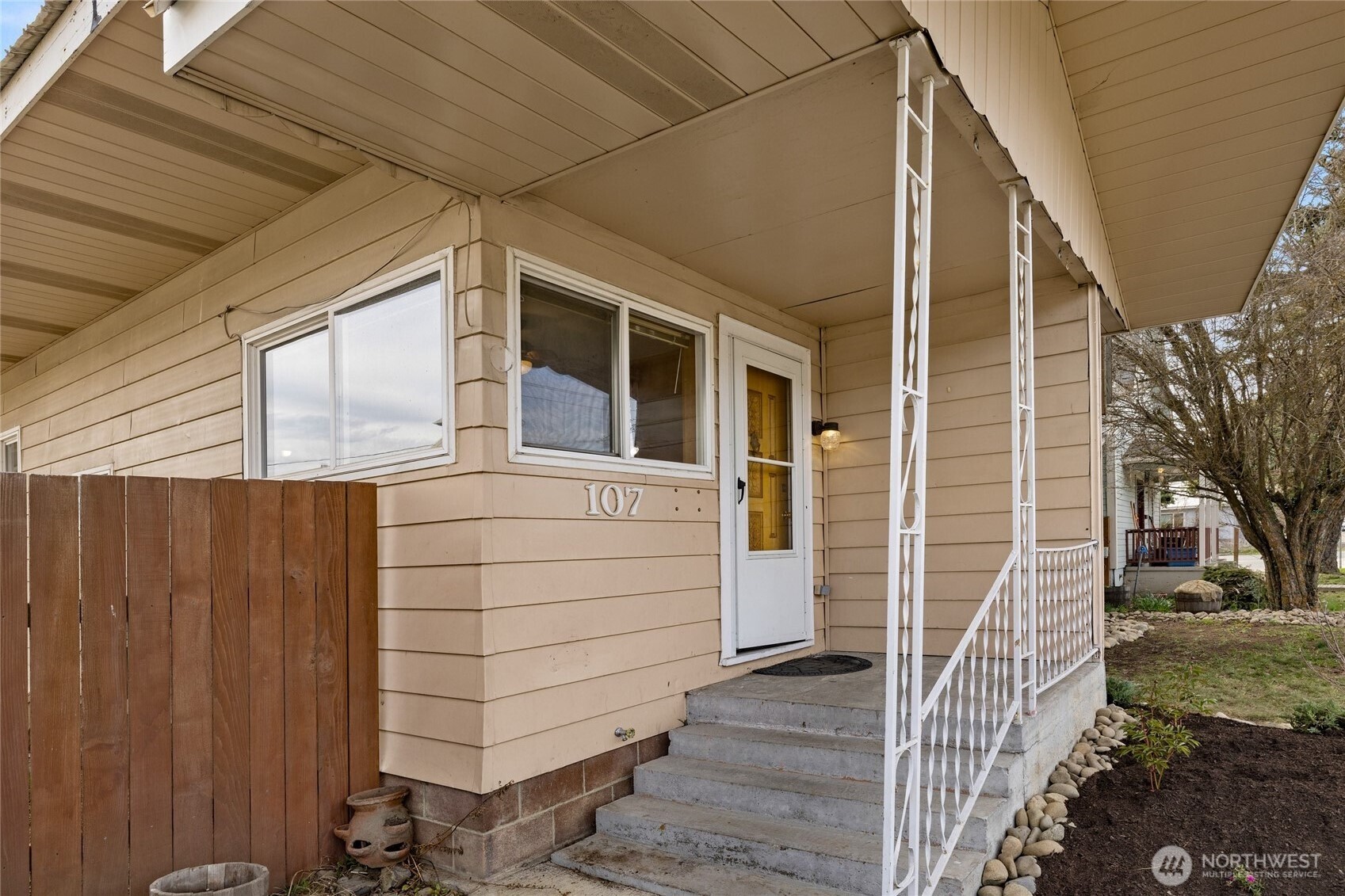 107 West 2nd Street Cle Elum, WA 98922 - Photo 3 of 39 a view of front door of house