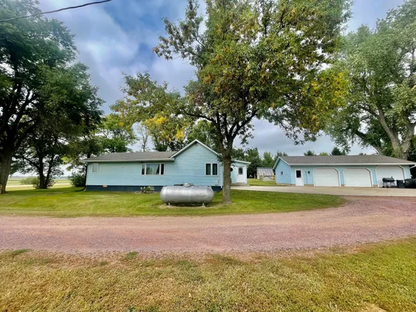 $275,000 | 32540 Paul Avenue, Worthington, MN 56187