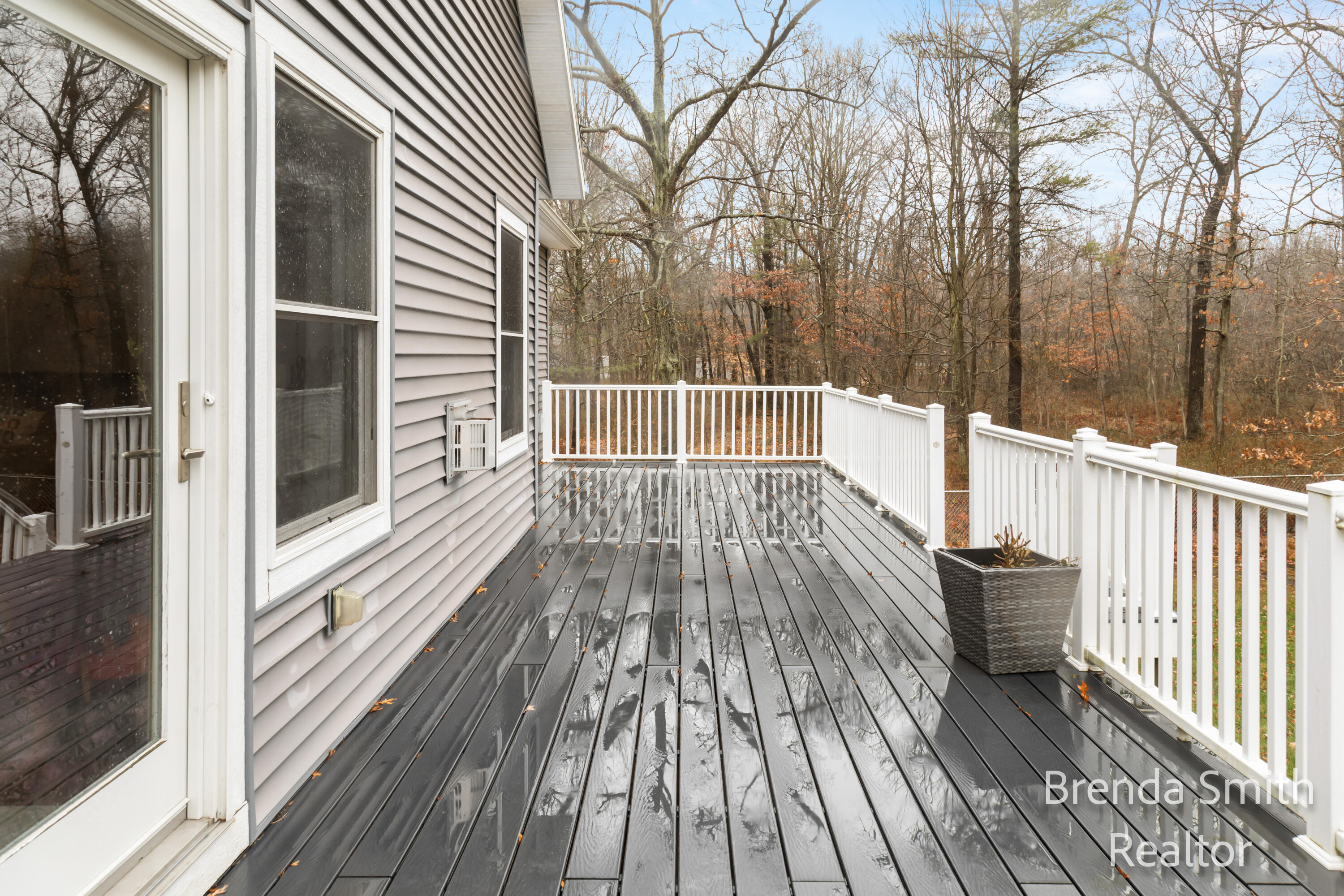 1452 Simonelli Road Muskegon, MI 49445 - Photo 5 of 40 New Trex deck