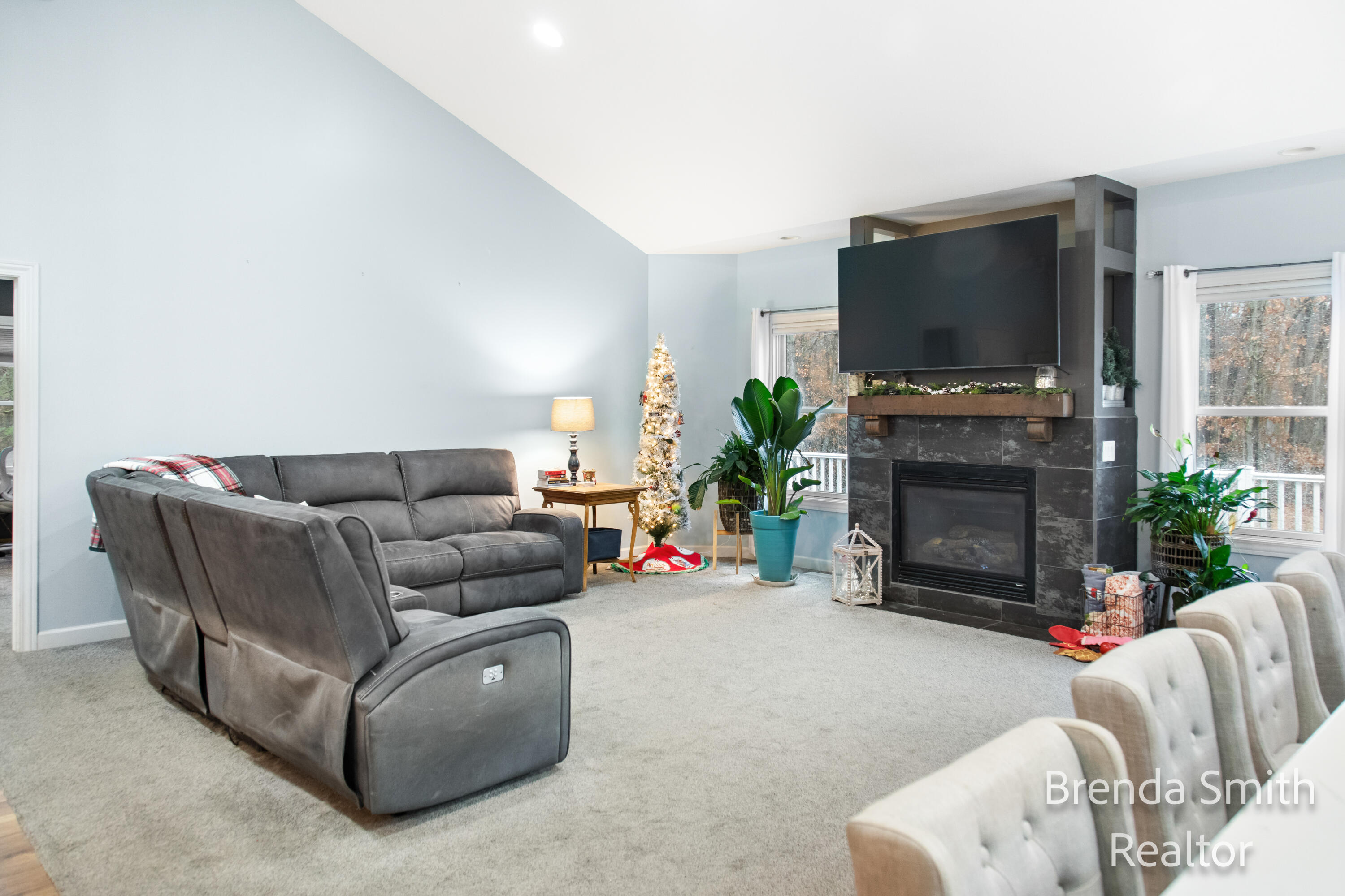 1452 Simonelli Road Muskegon, MI 49445 - Photo 8 of 40 Living Room