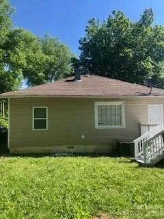 a view of a backyard