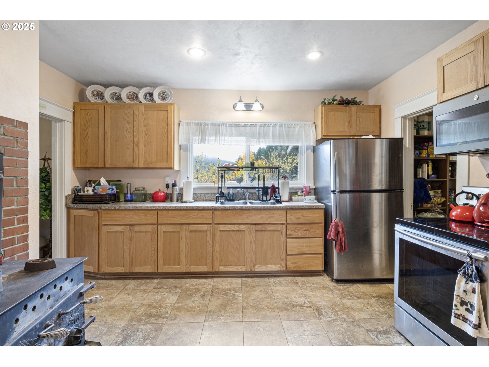 27403 Highway 38 Elkton, OR 97436 - Photo 18 of 48 Kitchen