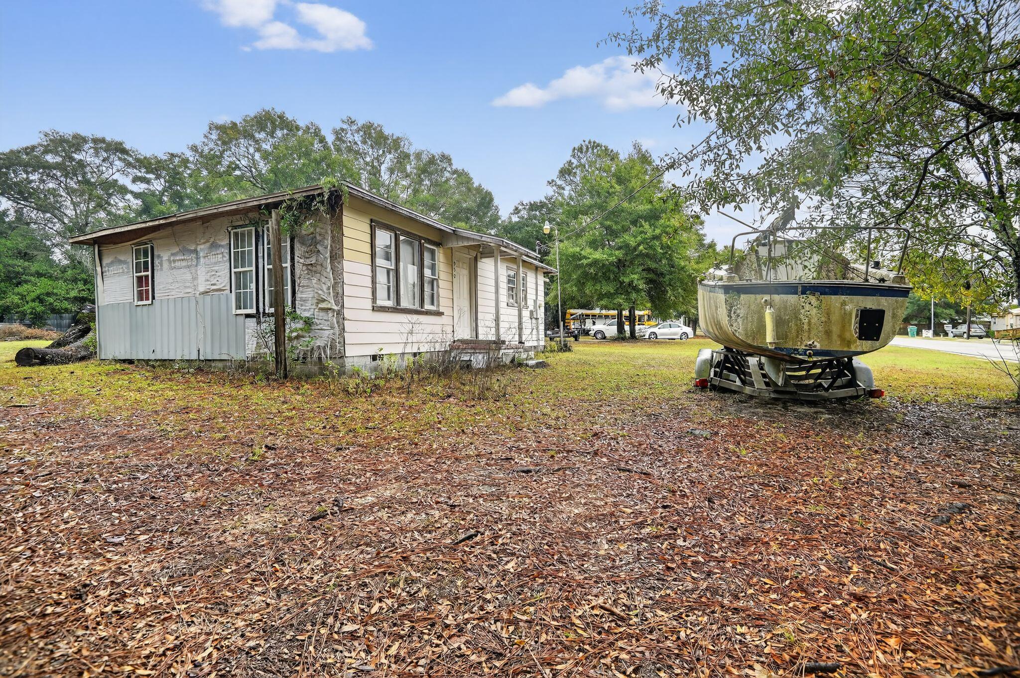 950 B Street Crestview, FL 32536 - Photo 11 of 32 a house view with a garden space