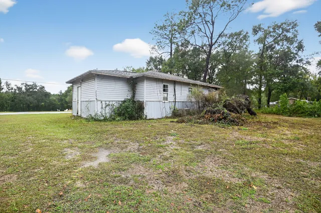 a view of a house with backyard and garden
