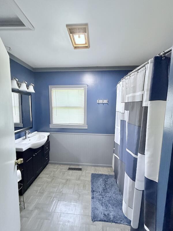 5183 North Oak Road Davison, MI 48423 - Photo 14 of 20 Main Floor Bath