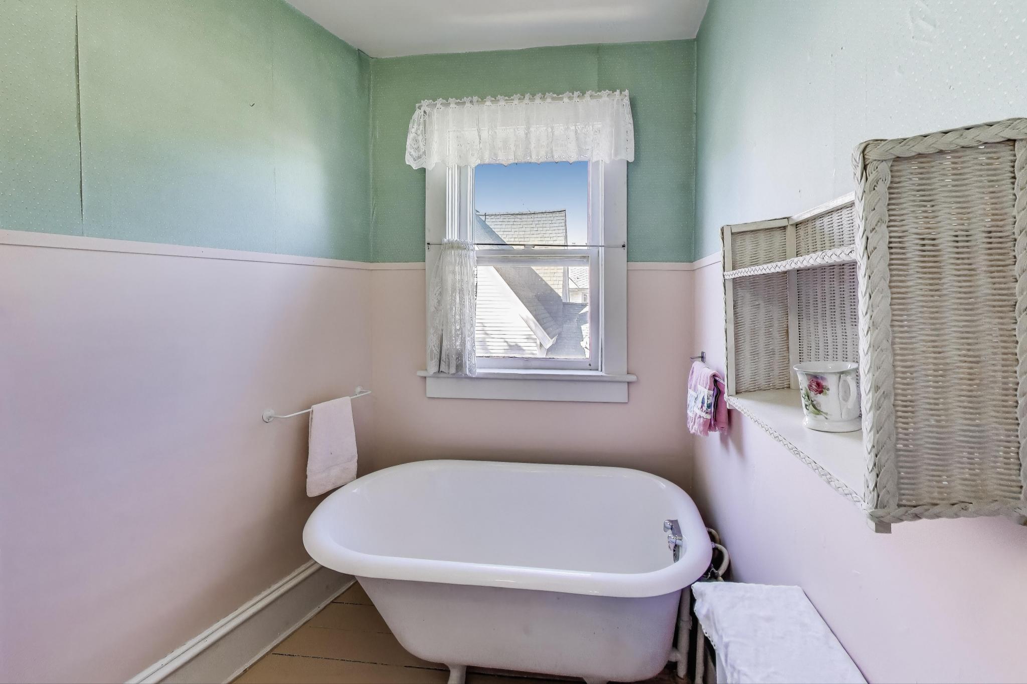 200 North Kane Street Burlington, WI 53105 - Photo 23 of 47 Upstairs Bathroom
