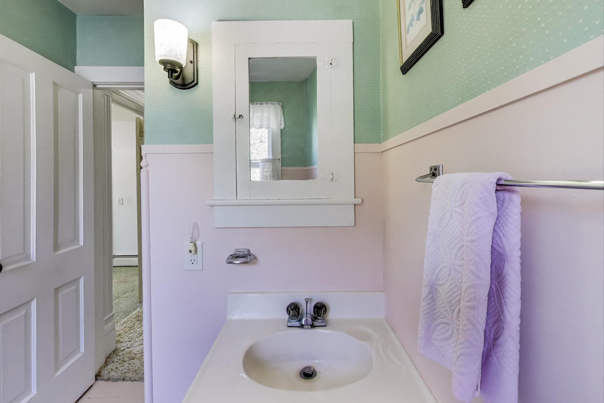 200 North Kane Street Burlington, WI 53105 - Photo 24 of 47 Upper-level Bathroom