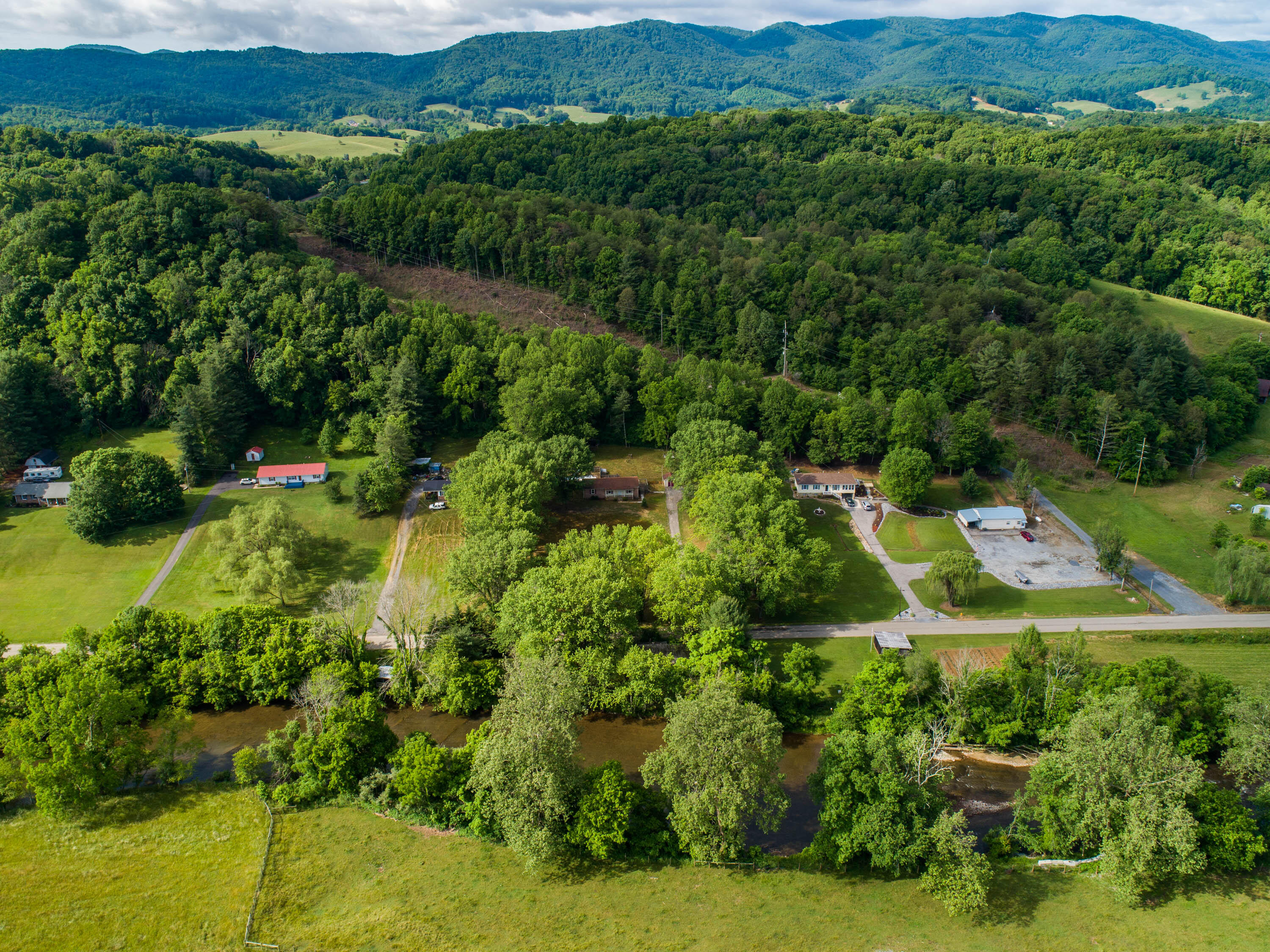 21270 McCann Road Damascus, VA 24236 - Photo 2 of 21 21270 McCann Rd