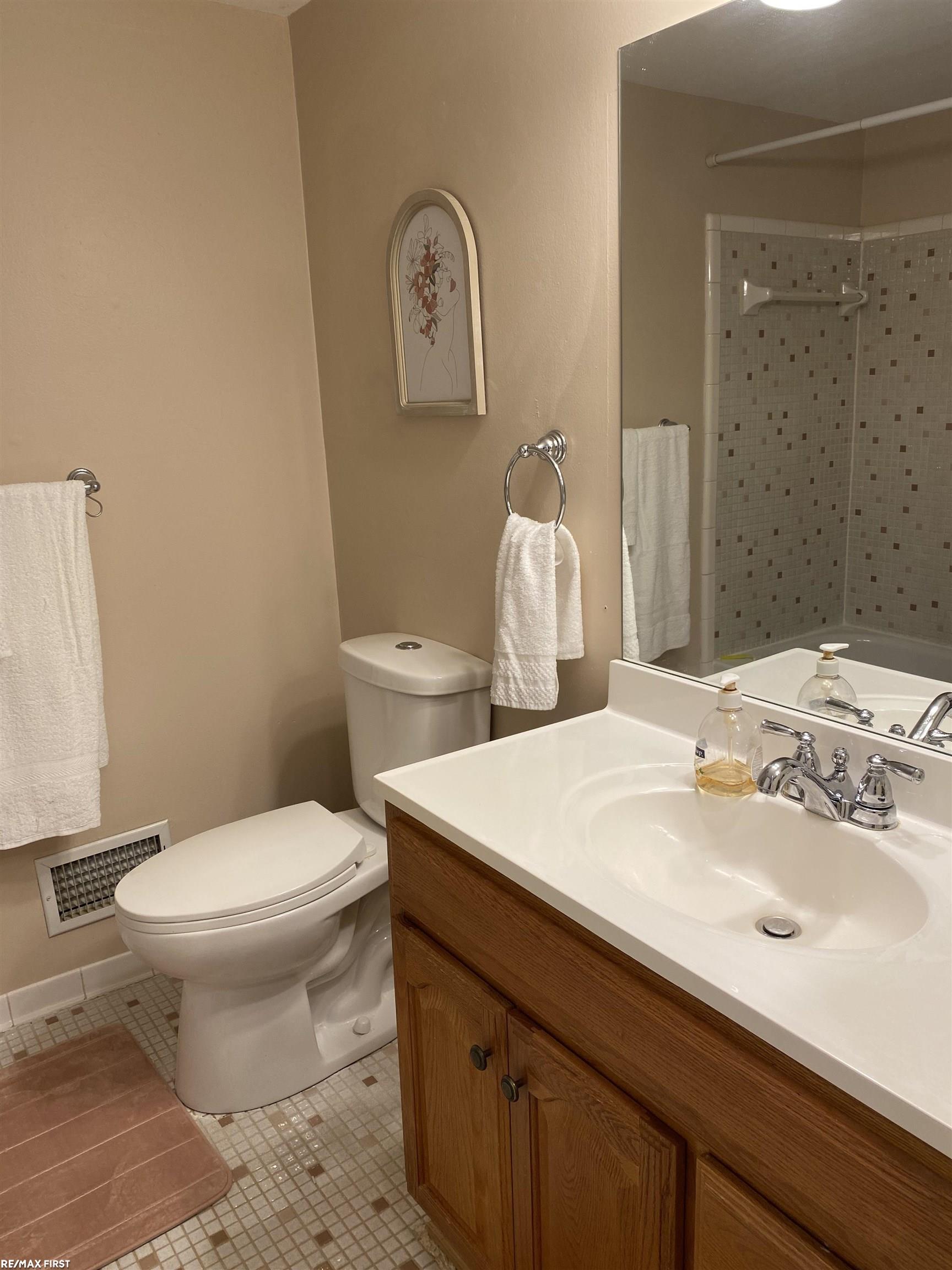 29201 Hayes Road, Unit G4 Warren, MI 48088 - Photo 5 of 21 Bath