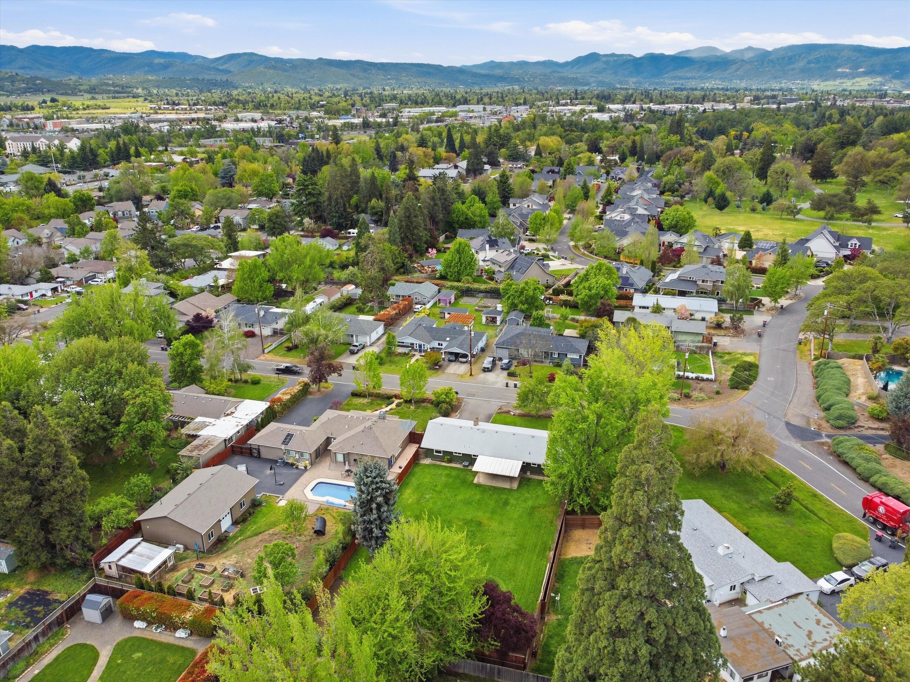 689 South Modoc Avenue Medford, OR 97504 - Photo 43 of 47 43-689 S Modoc Ave-43