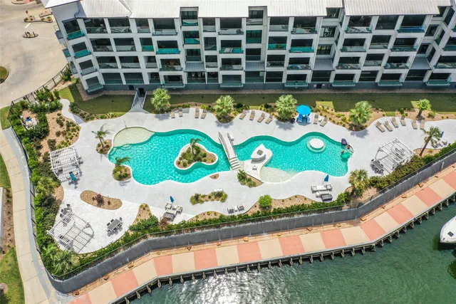 $425,000 | 199 Waterpoint Court, Unit 303, Conroe, TX 77304