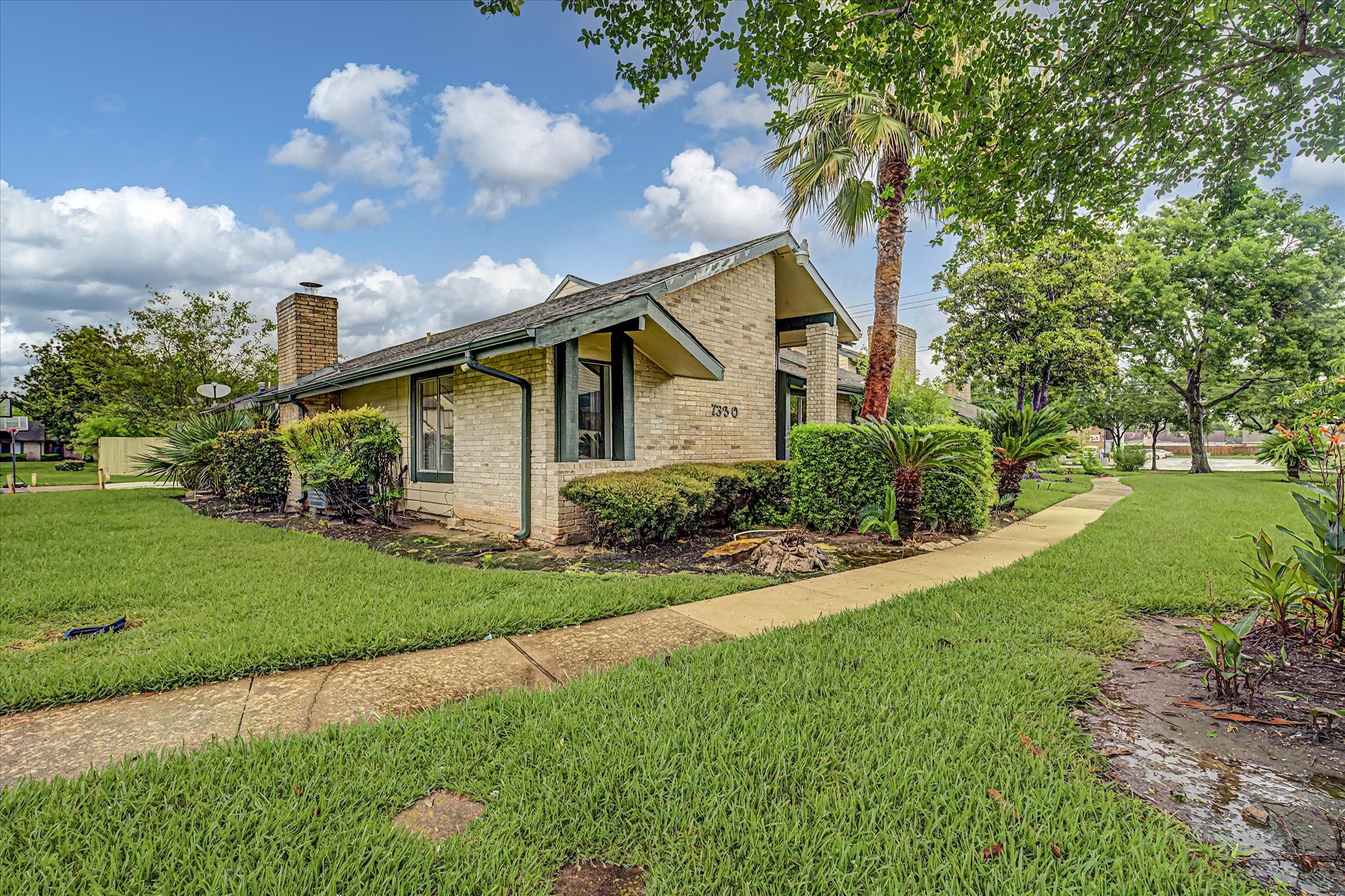 7330 South Dairy Ashford Road Houston, TX 77072 - Photo 3 of 33 a front view of house with yard and green space