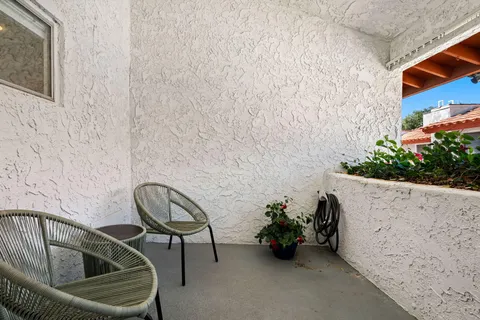 a view of entryway with livingroom