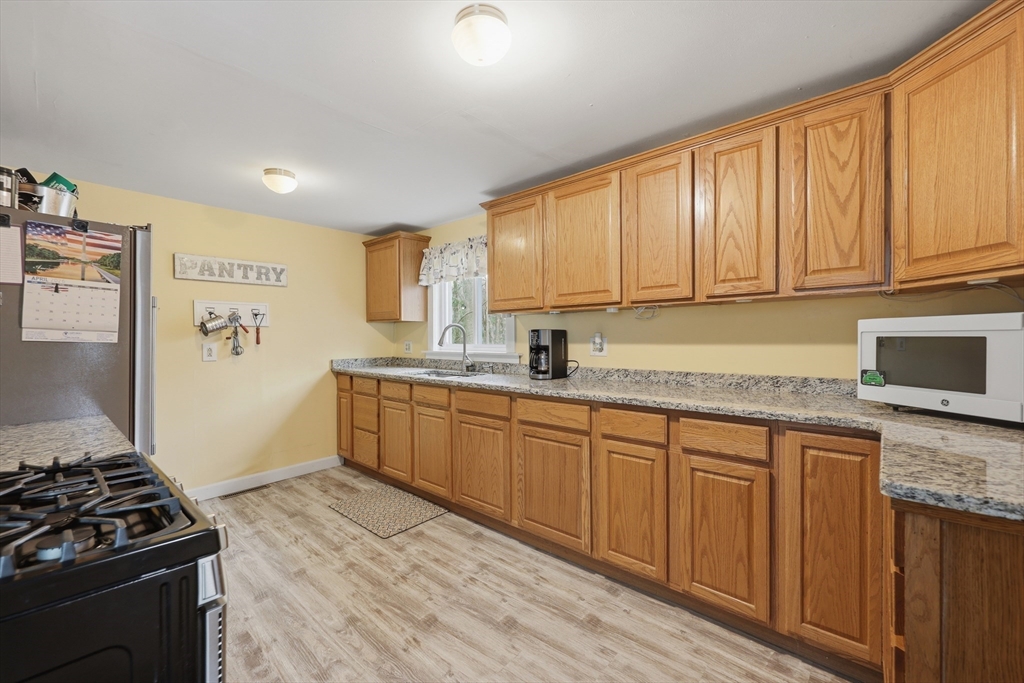 8 Stones Corner Road Berlin, MA 01503 - Photo 4 of 32