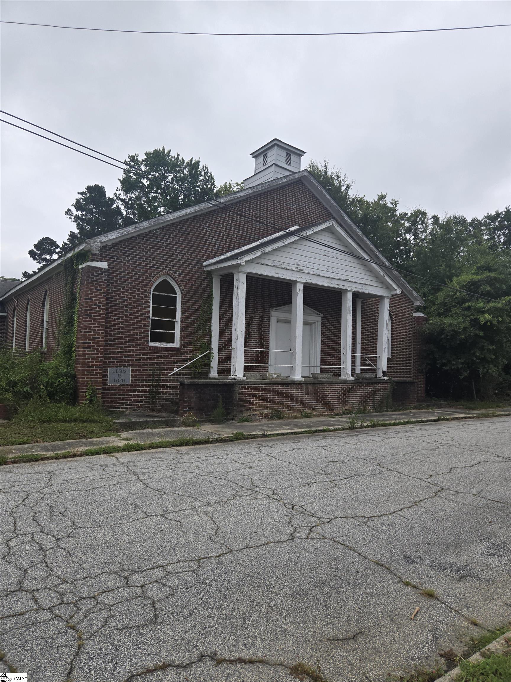 110 North Owens Street Clinton, SC 29325 - Photo 1 of 5