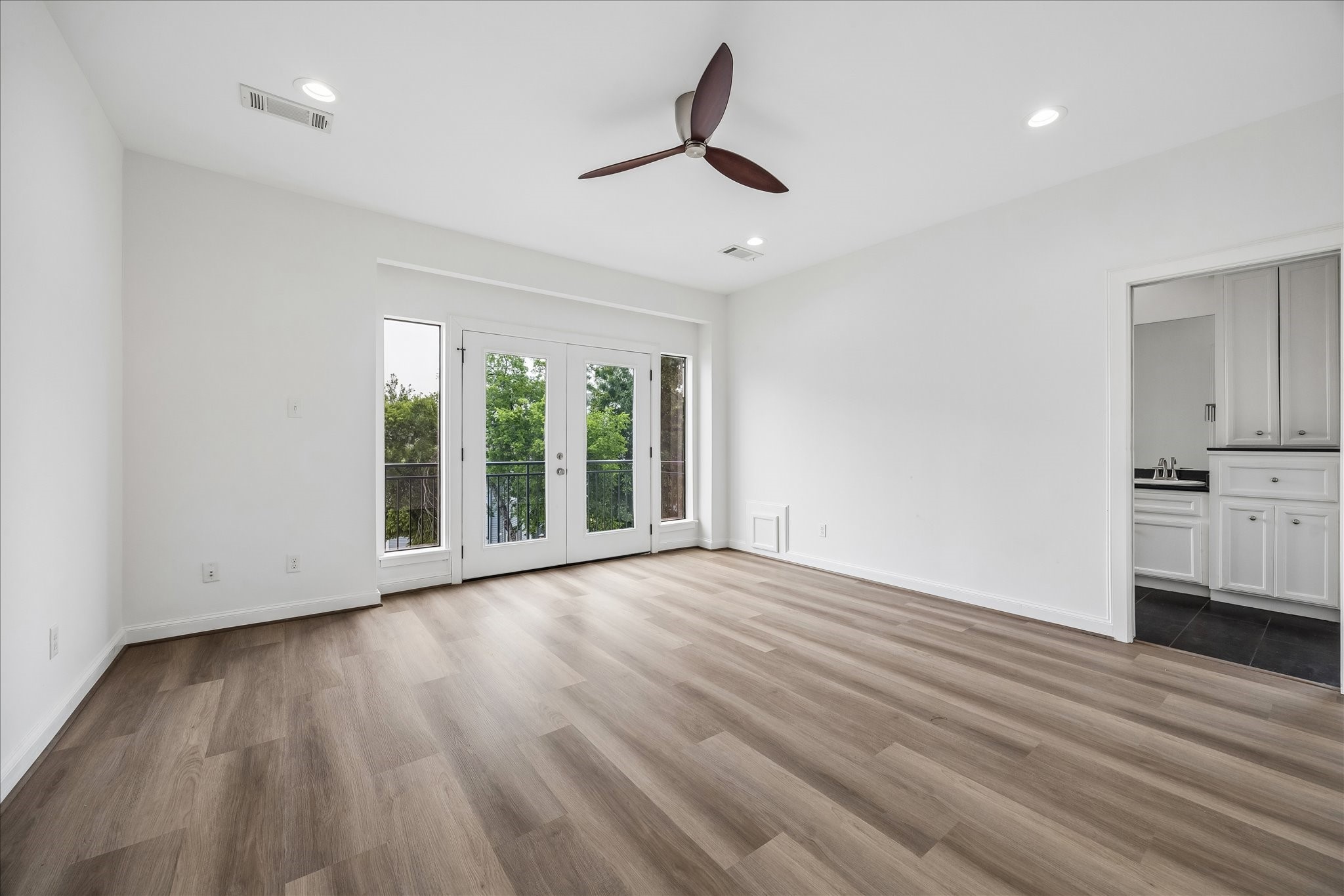 2510 Genesee Street Houston, TX 77006 - Photo 19 of 40 Primary Bedroom W/ Patio