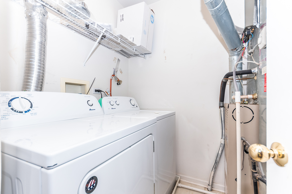 3160 Bromley Lane Aurora, IL 60502 - Photo 13 of 15 a utility room with dryer and washer