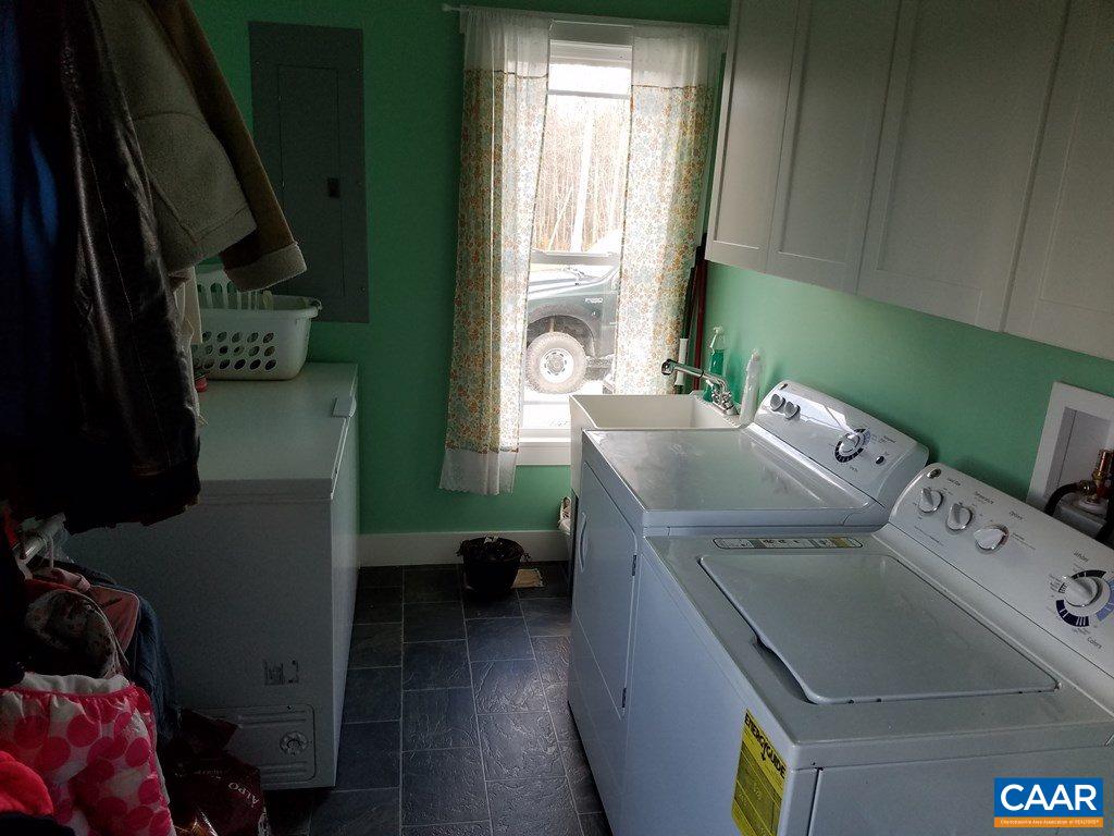 913 Plank Road Farmville, VA 23901 - Photo 14 of 16 a utility room with dryer and washer