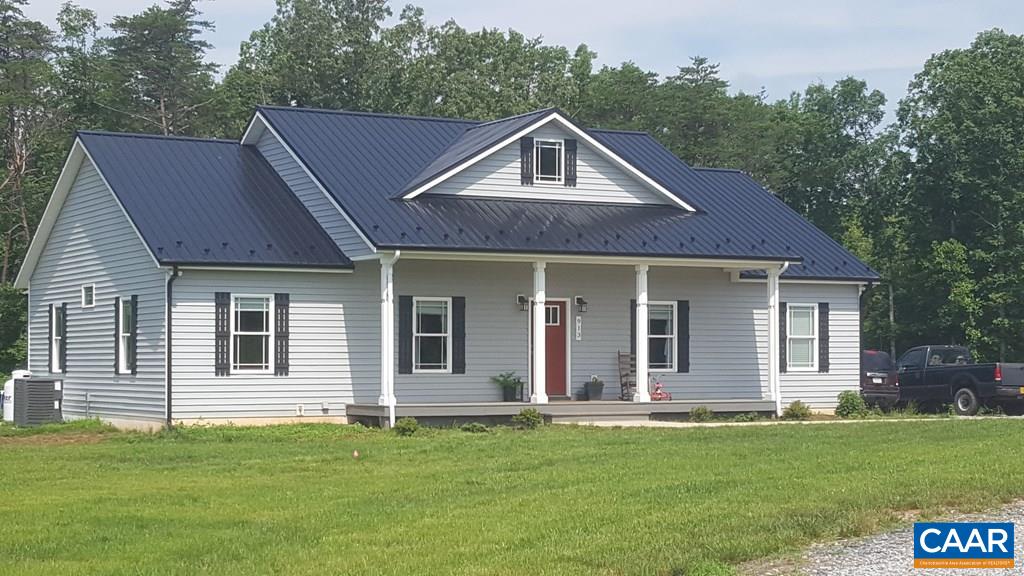 913 Plank Road Farmville, VA 23901 - Photo 2 of 16 a front view of a house with a garden