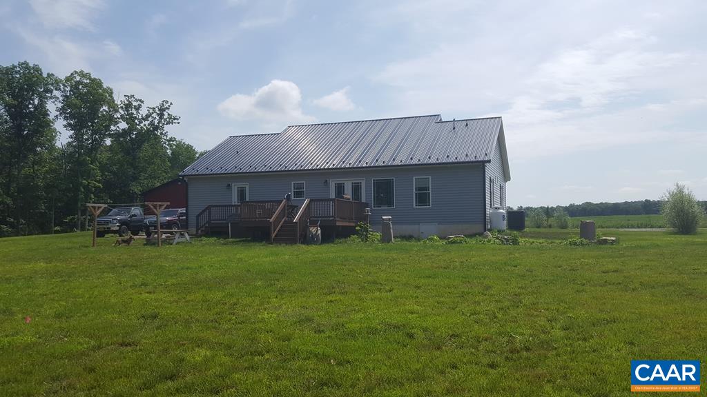 913 Plank Road Farmville, VA 23901 - Photo 3 of 16 a front view of a house with garden
