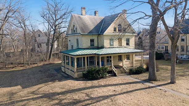26 MacArthur Loop Highland Park, IL 60035 - Photo 2 of 47 a front view of house with a garden