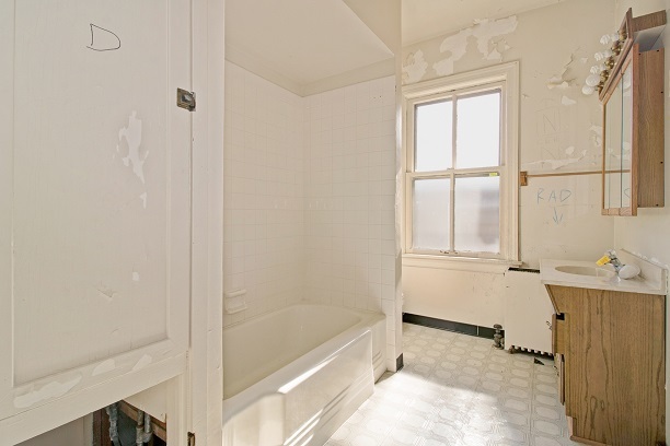26 MacArthur Loop Highland Park, IL 60035 - Photo 27 of 47 a bathroom with a bathtub and sink