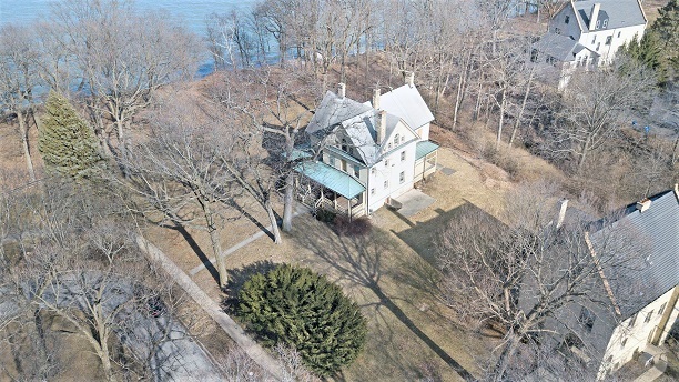 26 MacArthur Loop Highland Park, IL 60035 - Photo 4 of 47 a view of a tree in a yard