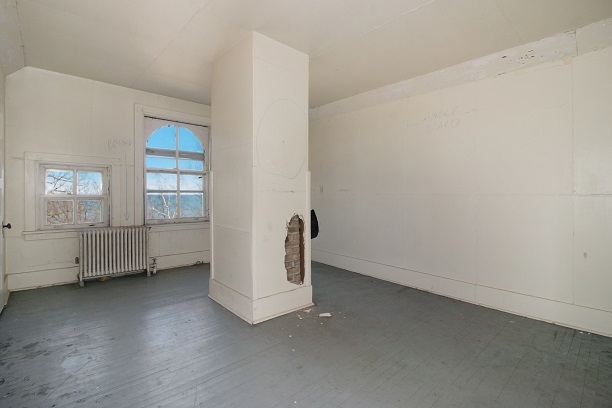 26 MacArthur Loop Highland Park, IL 60035 - Photo 32 of 47 an empty room with windows