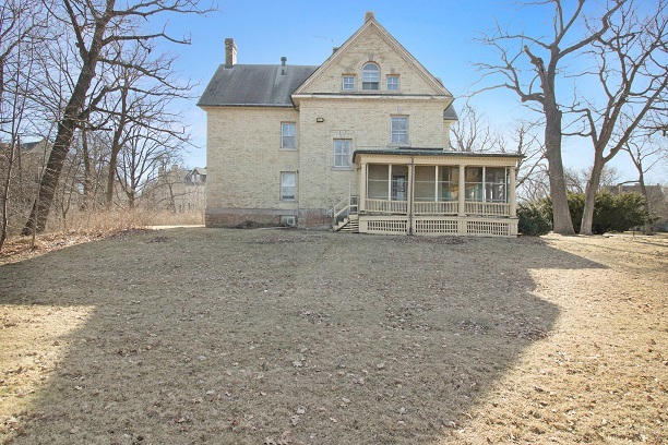 26 MacArthur Loop Highland Park, IL 60035 - Photo 38 of 47 a front view of a house with a yard