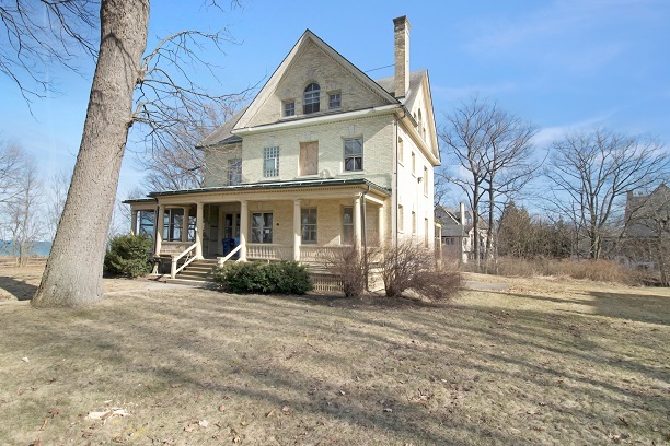 26 MacArthur Loop Highland Park, IL 60035 - Photo 39 of 47 a front view of a house with a yard