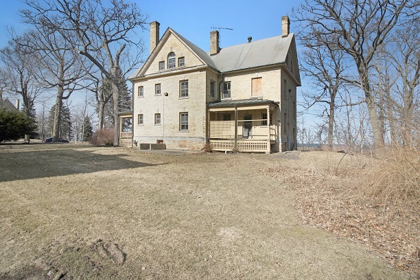 26 MacArthur Loop Highland Park, IL 60035 - Photo 40 of 47 a view of white house with a yard