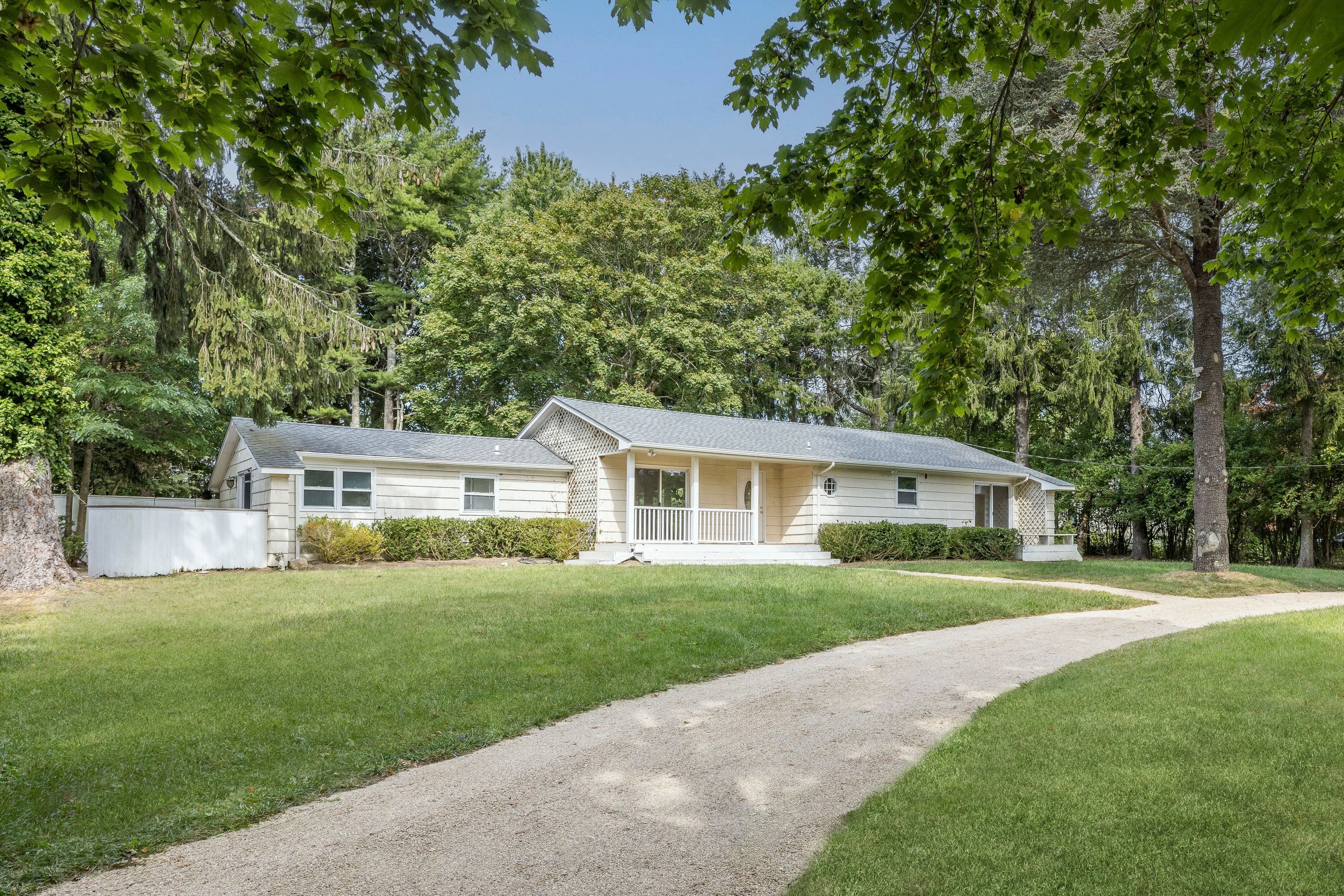 295 Tuckahoe Road Southampton, NY 11968 - Photo 3 of 18