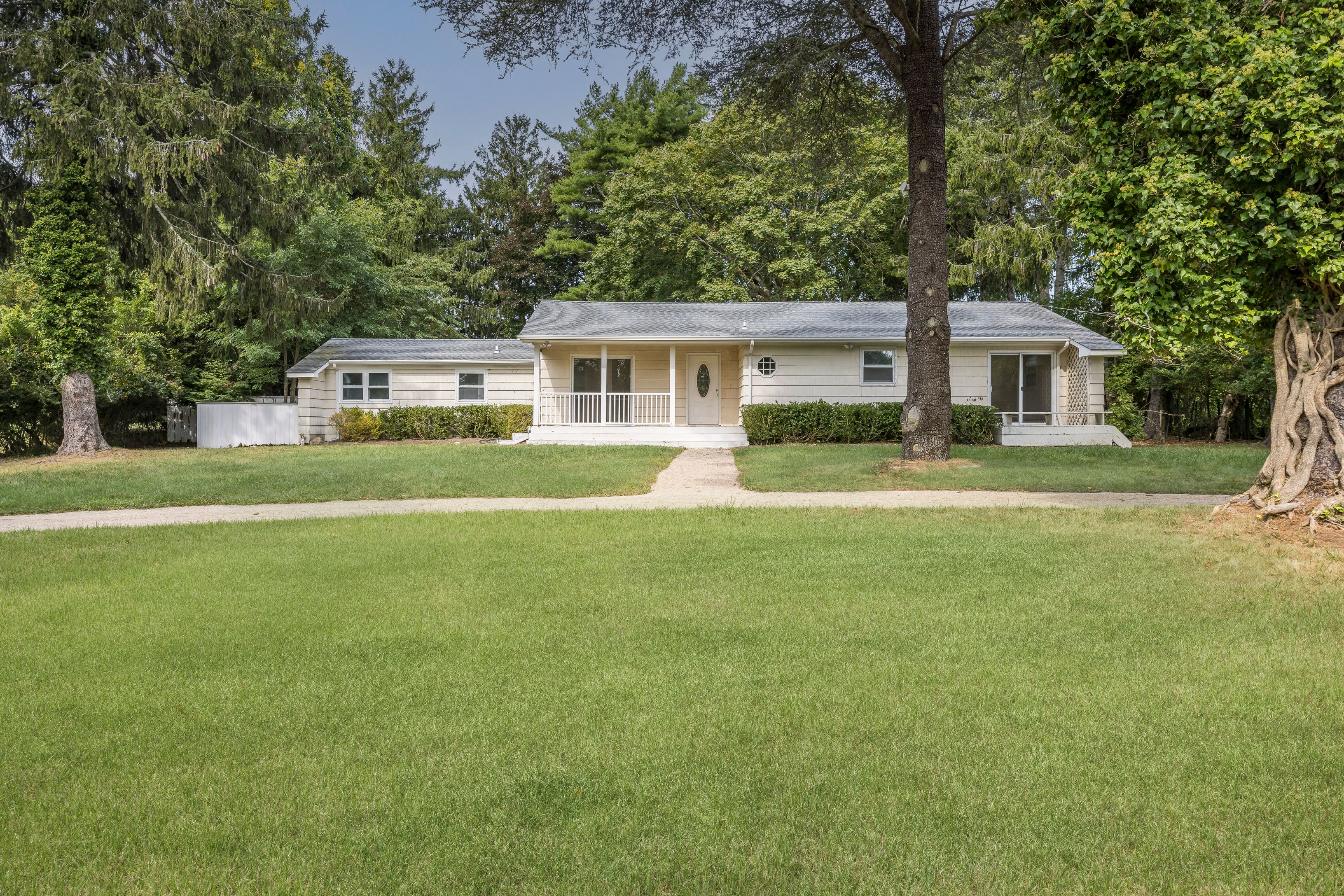 295 Tuckahoe Road Southampton, NY 11968 - Photo 4 of 18